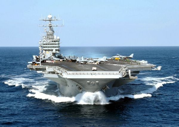 USS George Washington (CVN-73) in 2001. 