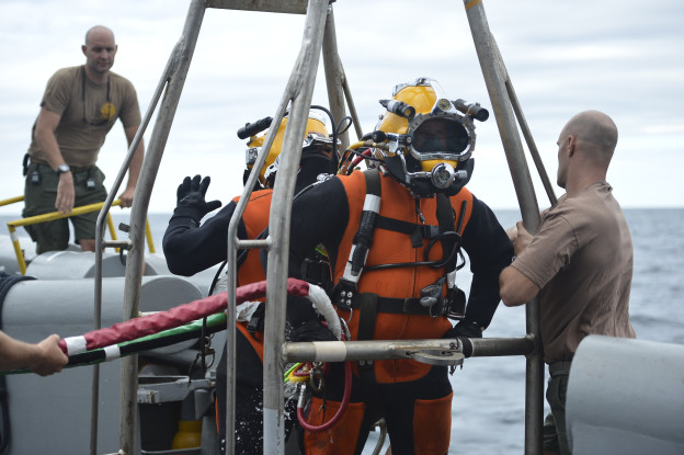 Navy Divers Recover Downed F-16 Wreckage - USNI News