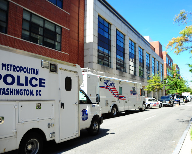  Federal Bureau of Investigation and the Metropolitan Police collect evidence at Building 197 on Sept. 18, 2013. US Navy Photo