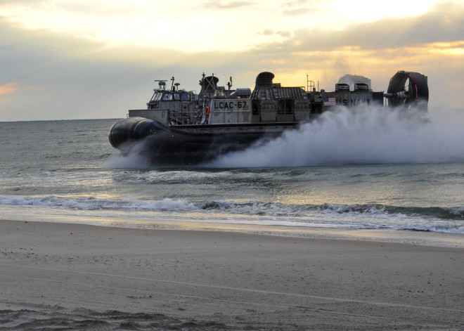 A landing craft air cushion (LCAC) assigned to Amphibious Craft Unit (ACU) 4 approaches shore to perform a beach landing on Oct. 25, 2013. US Navy Photo
