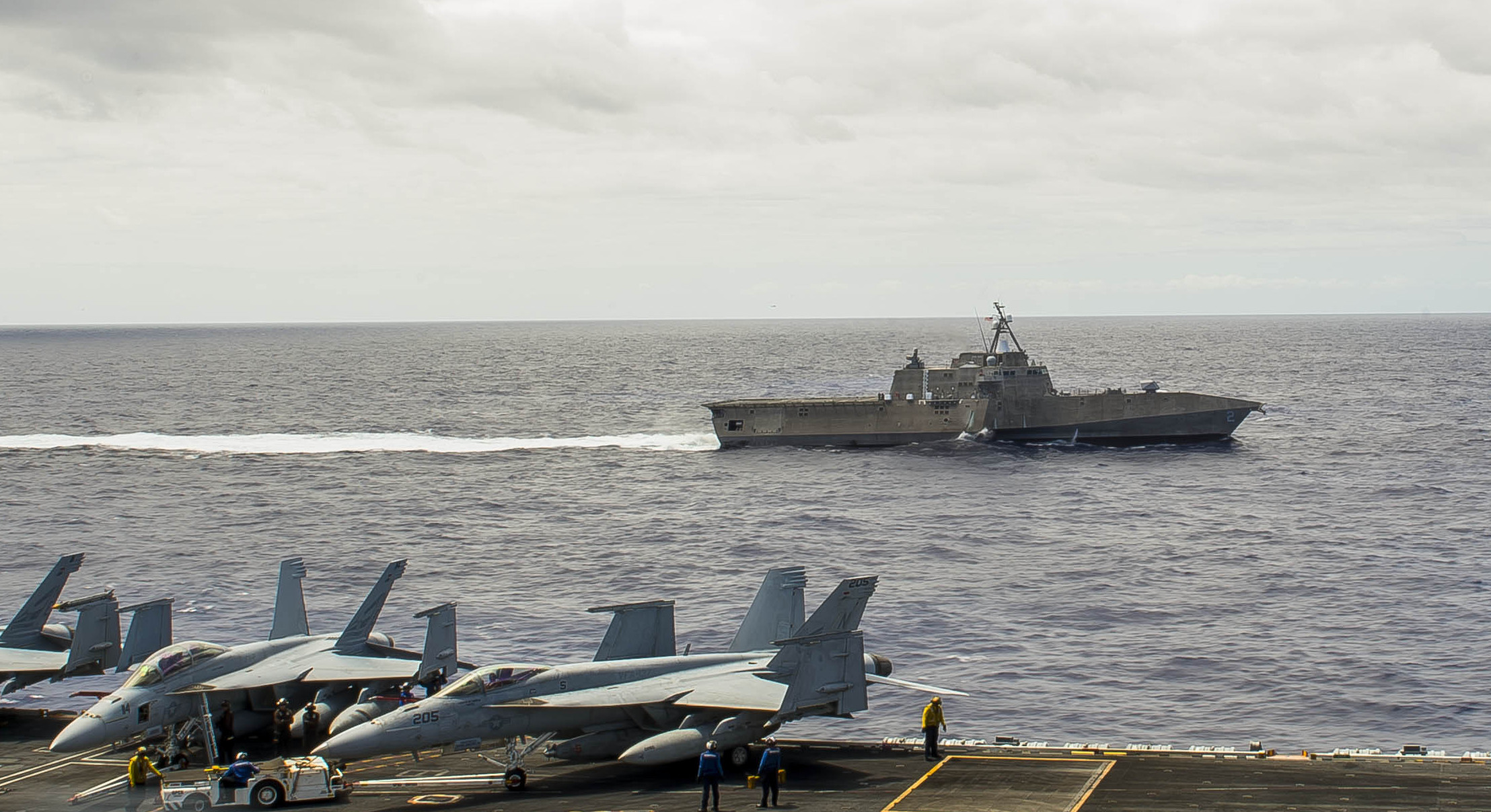 USS Ronald Reagan (CVN-76) and the littoral combat ship USS Independence (LCS-2) conduct maneuvers during Rim of the Pacific (RIMPAC) on July 11, 2014. US Navy Photo