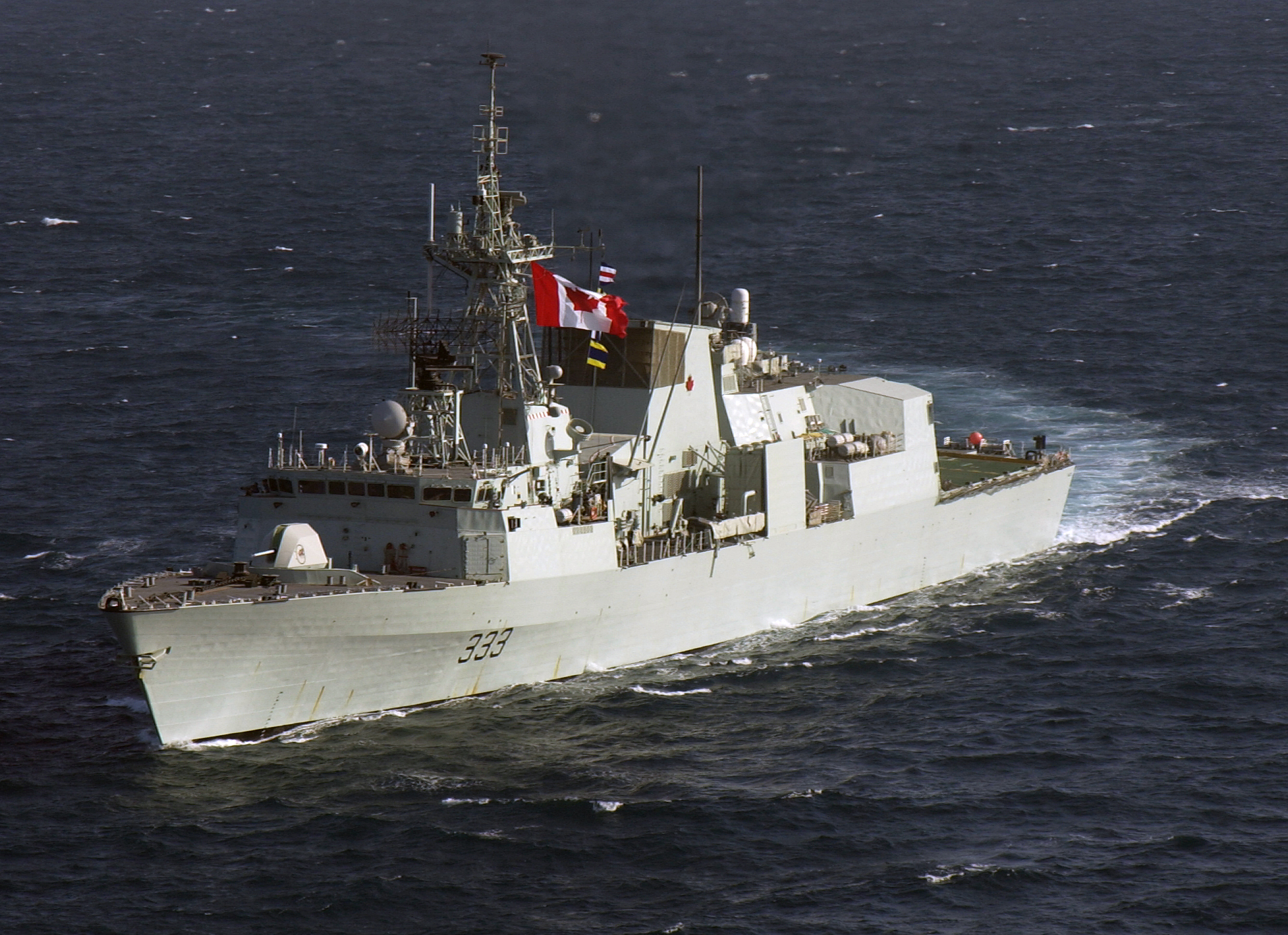 Halifax-class frigate (FFH) HMCS Toronto (FFH-333) in 2004. US Navy Photo