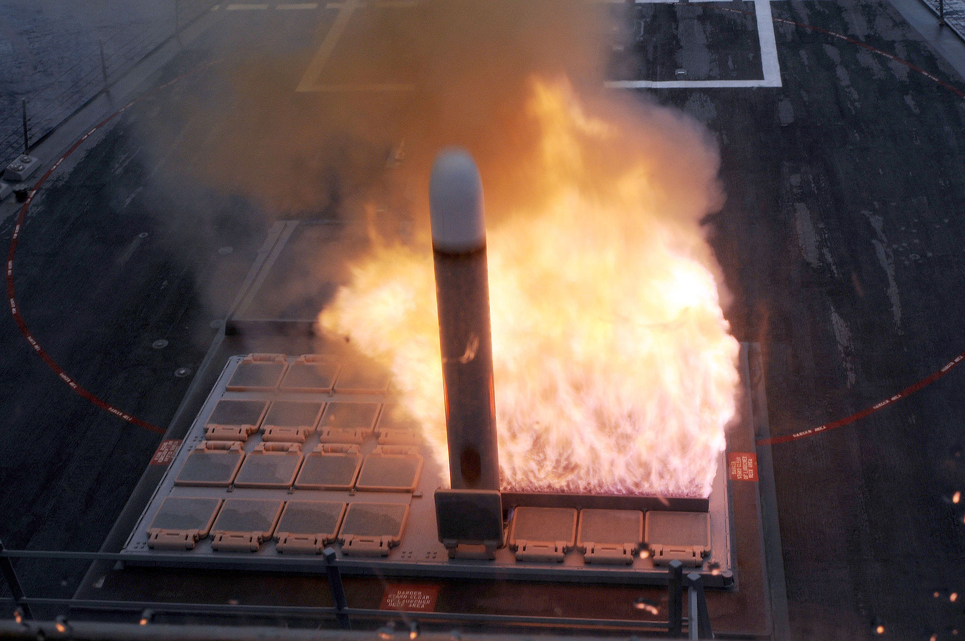 Tomahawk cruise missile launched from a MK 41 VLS tube on the USS Farragut (DDG-99) US Navy Photo