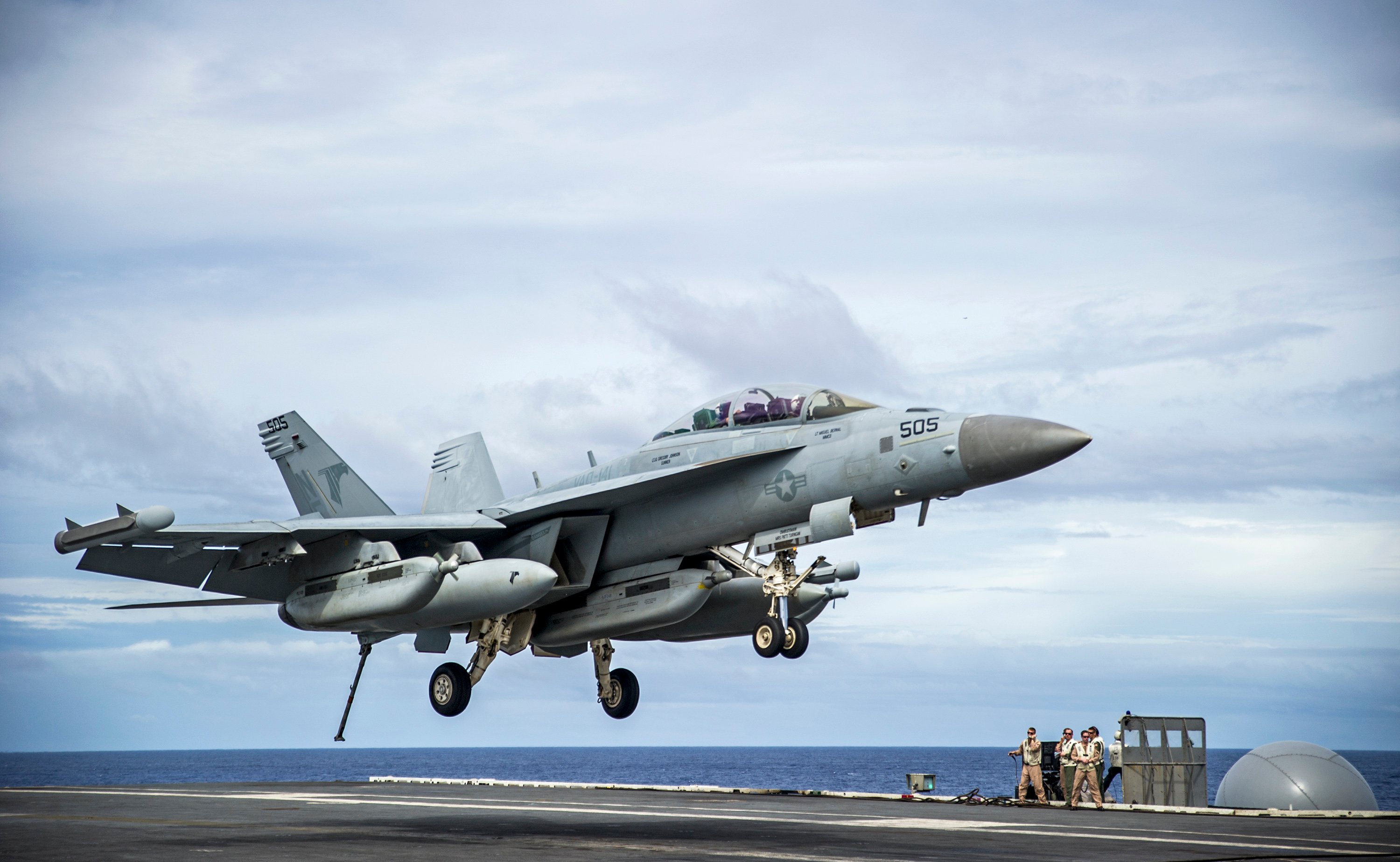 An E/A-18G Growler from the Shadowhawks of Electronic Attack Squadron (VAQ) 141 prepares to make an arrested landing on the flight deck of the Nimitz-class aircraft carrier USS George Washington (CVN 73) on Nov. 3, 2014. US Navy photo.