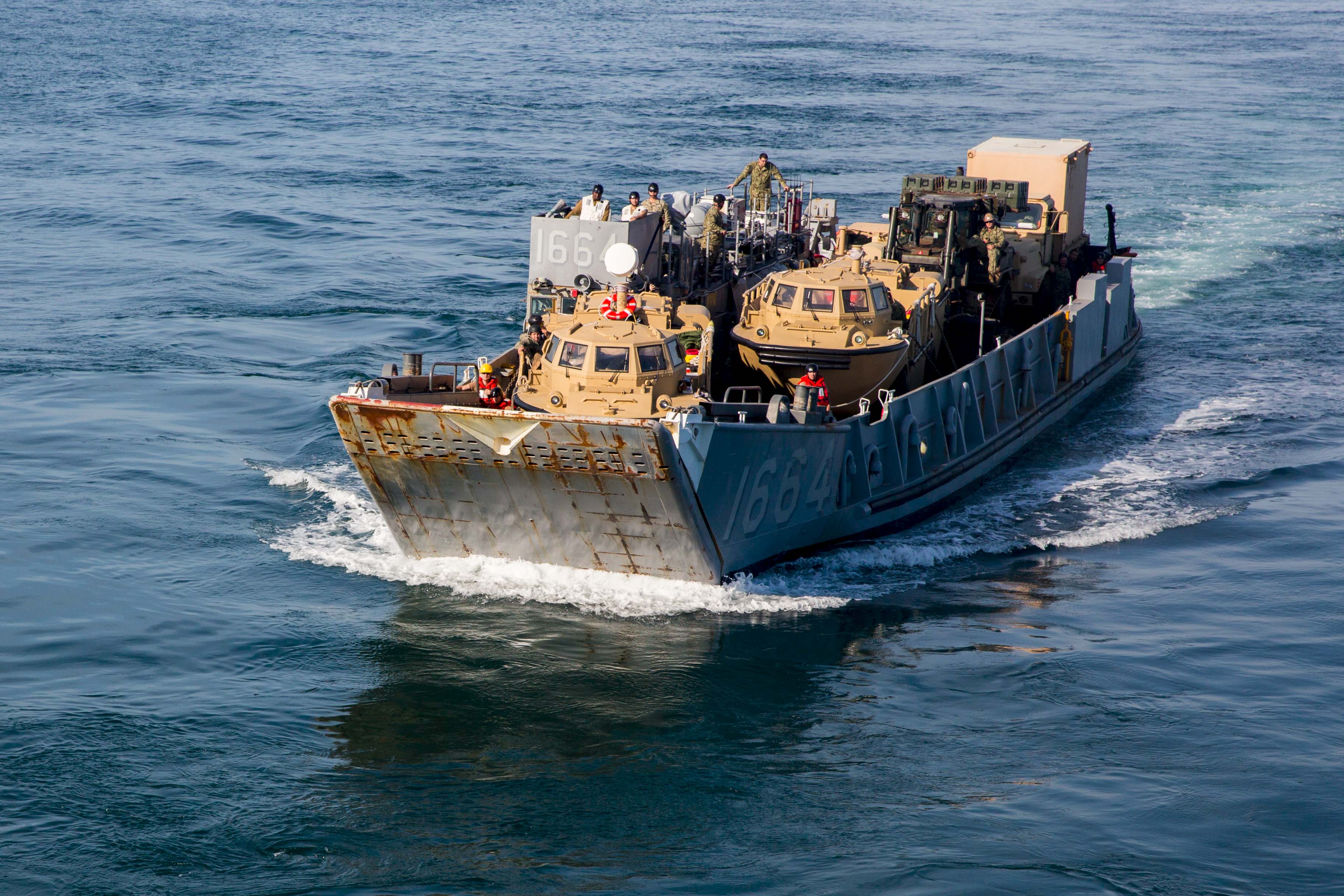 A Landing Craft Utility (LCU) 1664 approaches the amphibious assault ship USS Kearsarge (LHD 3) during a September 2015 exercise. US Navy photo.