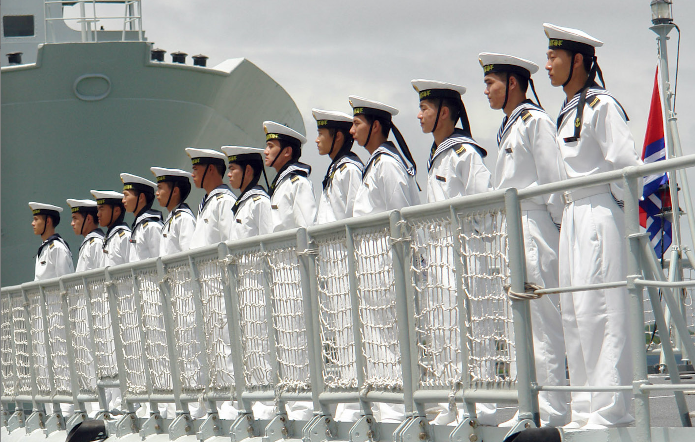 hinese Sailors man the rails aboard the destroyer Qingdao (DDG 113) as they arrive in Pearl Harbor. US Navy Photo