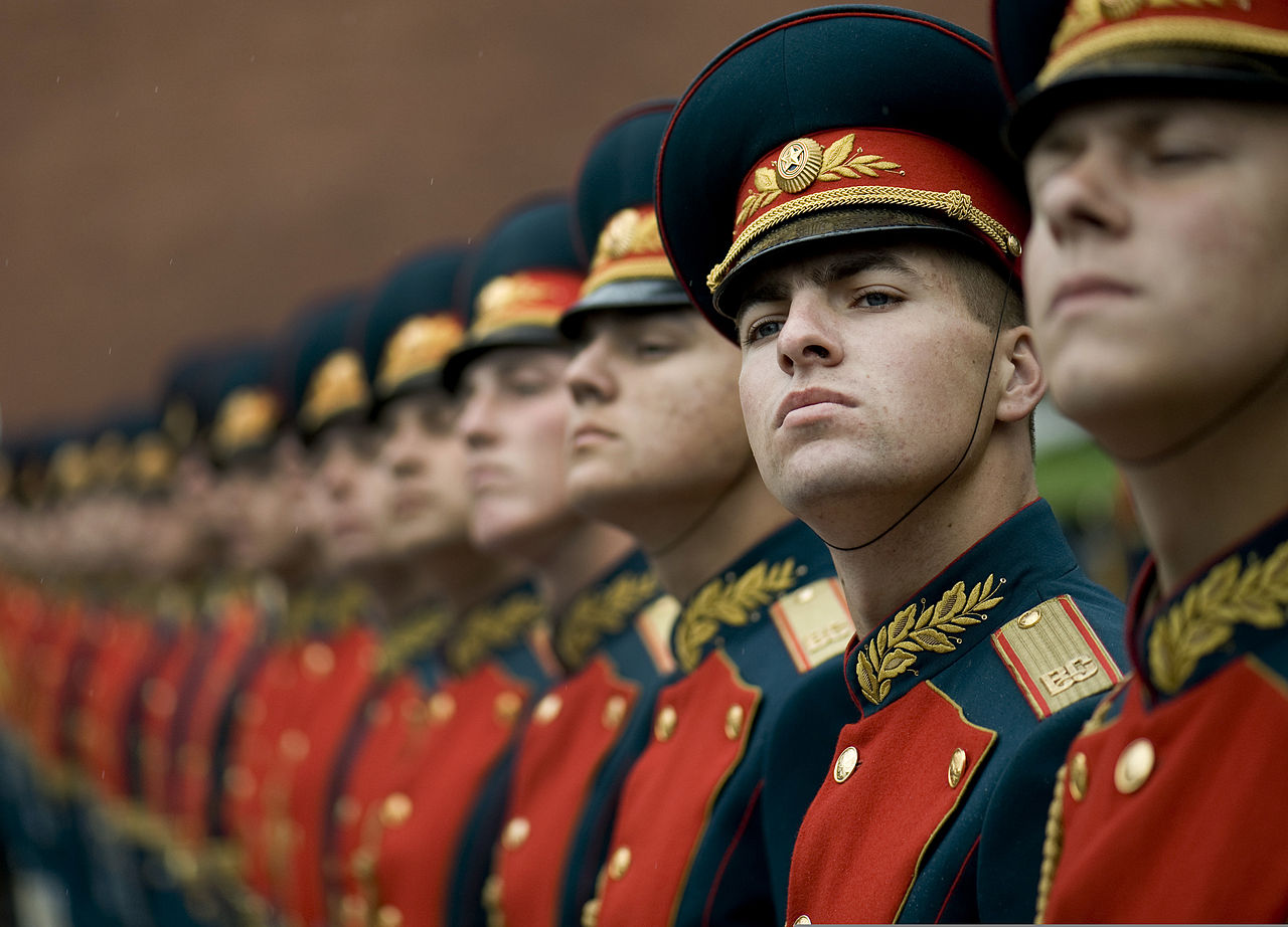 1280px-Russian_honor_guard_at_Tomb_of_the_Unknown_Soldier,_Alexander_Garden_welcomes_Michael_G._Mullen_2009-06-26_2