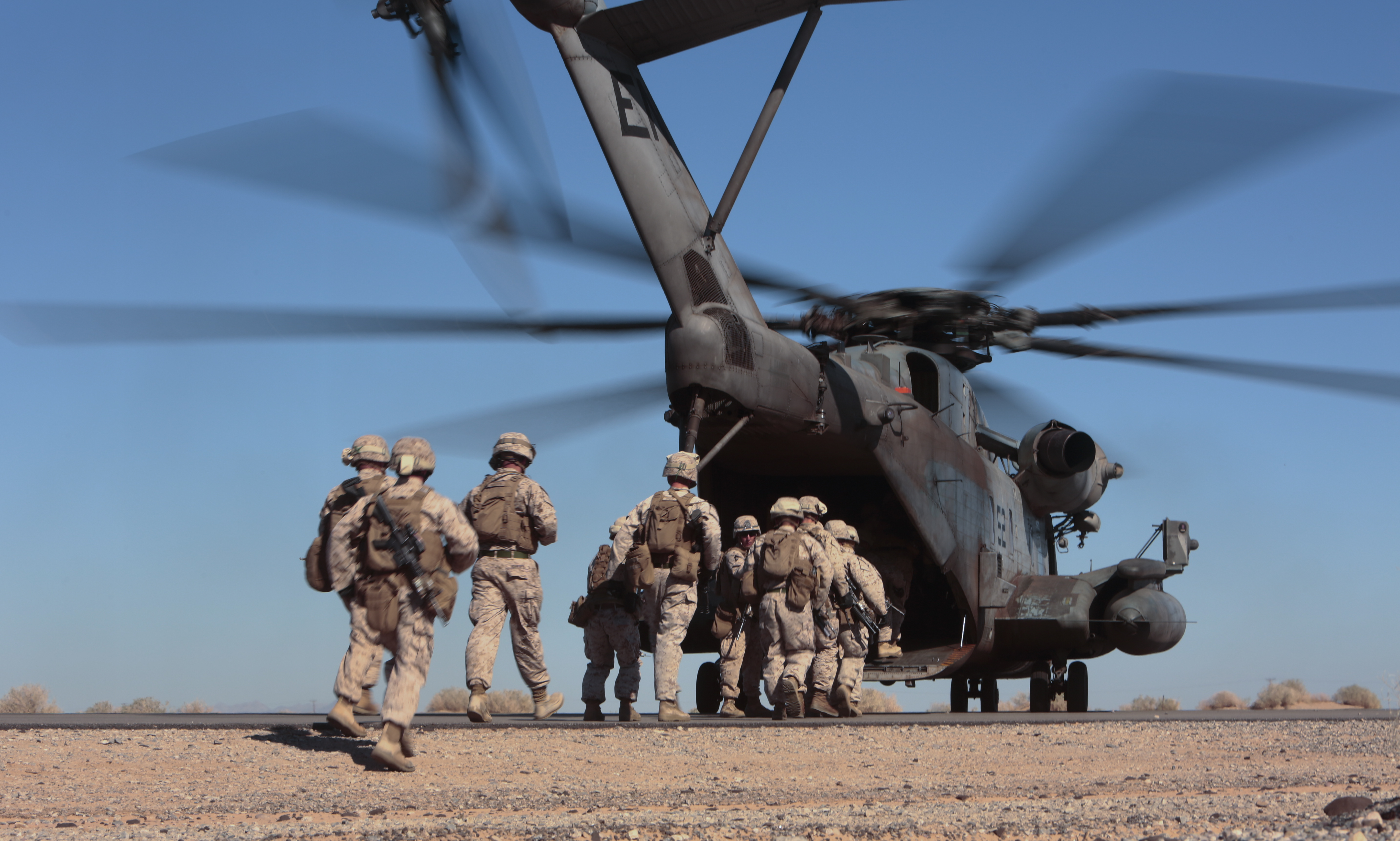 U.S. Marines with 2nd Battalion, 7th Marine Regiment, 1st Marine Division, 1st Marine Expeditionary Force board a CH-53E Super Stallion during a fast rope exercise at Auxiliary Airfield 2, Yuma, Ariz., Oct. 2, 2015. US Marine Corps photo.