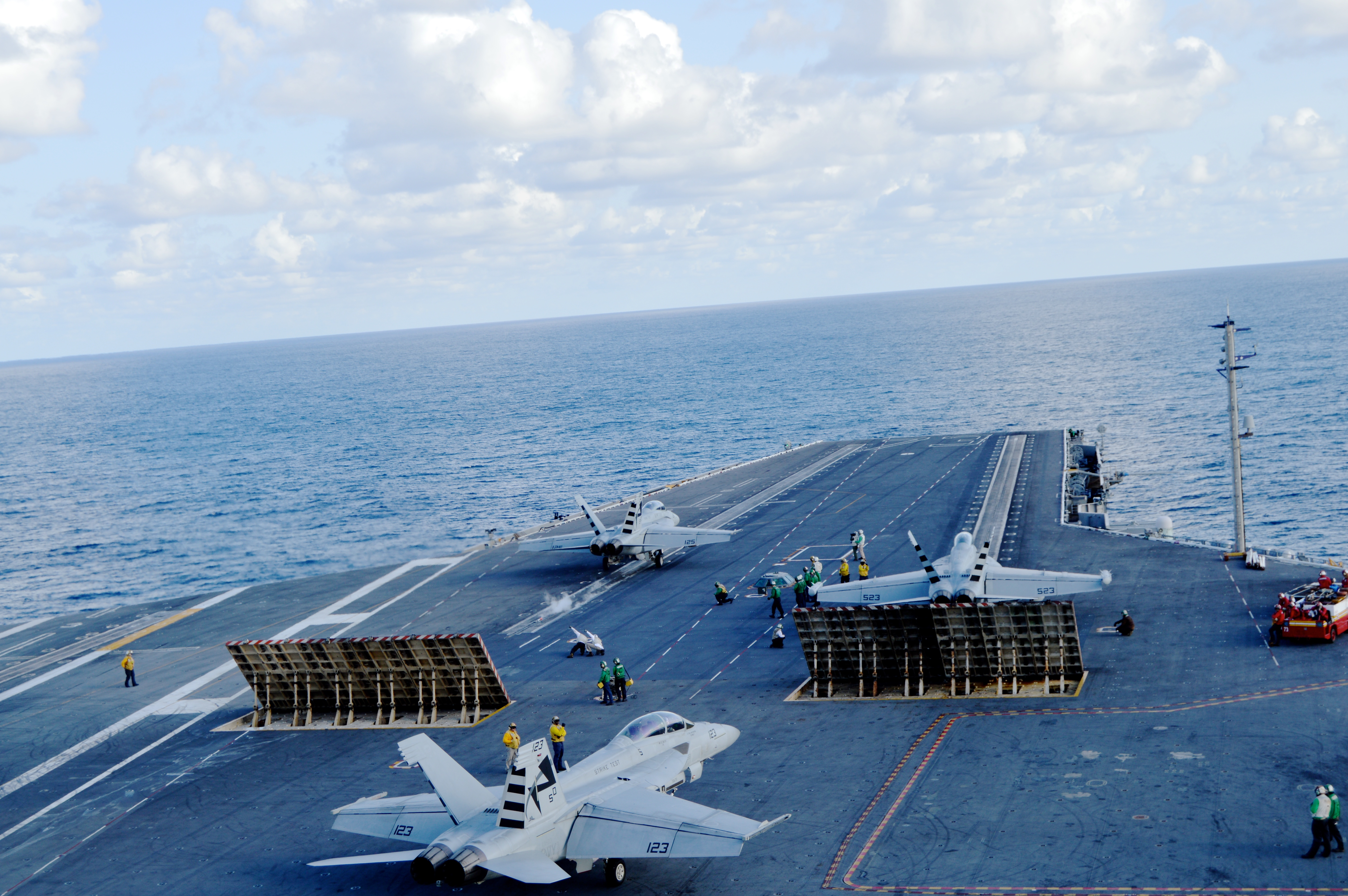 F/A-18F Super Hornets and an EA-18G Growler in Air Test and Evaluation Squadron (VX) 23 prepare to launch from the deck of USS George Washington (CVN-73) on June 27, 2016, while testing the MAGIC CARPET carrier landing assistance technology. USNI News photo.