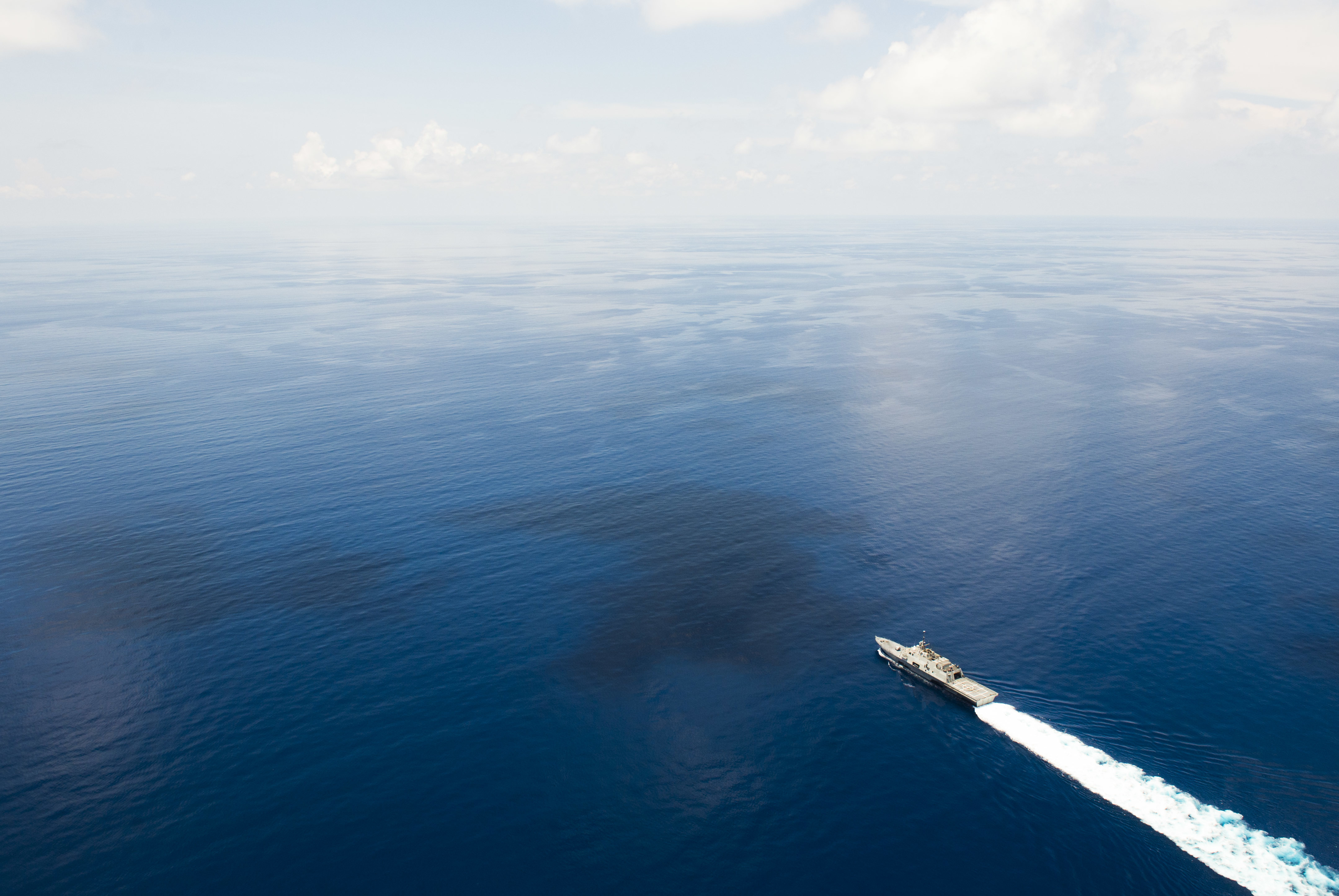 The littoral combat ship USS Fort Worth (LCS 3) conducts routine patrols in international waters of the South China Sea near the Spratly Islands as the People’s Liberation Army-Navy [PLA(N)] guided-missile frigate Yancheng (FFG 546) sails close behind, on May 11, 2015. US Navy photo. 