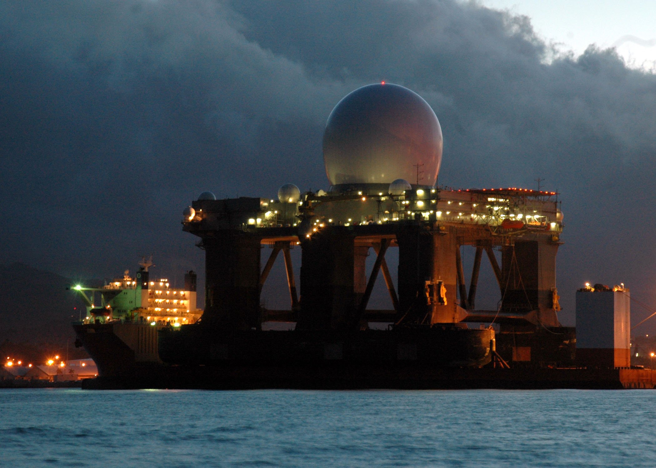 US_Navy_060110-N-3019M-001_The_heavy_lift_vessel_MV_Blue_Marlin_sits_moored_in_Pearl_Harbor_Hawaii_with_the_Sea_Based_X-Band_Radar_SBX.jpg