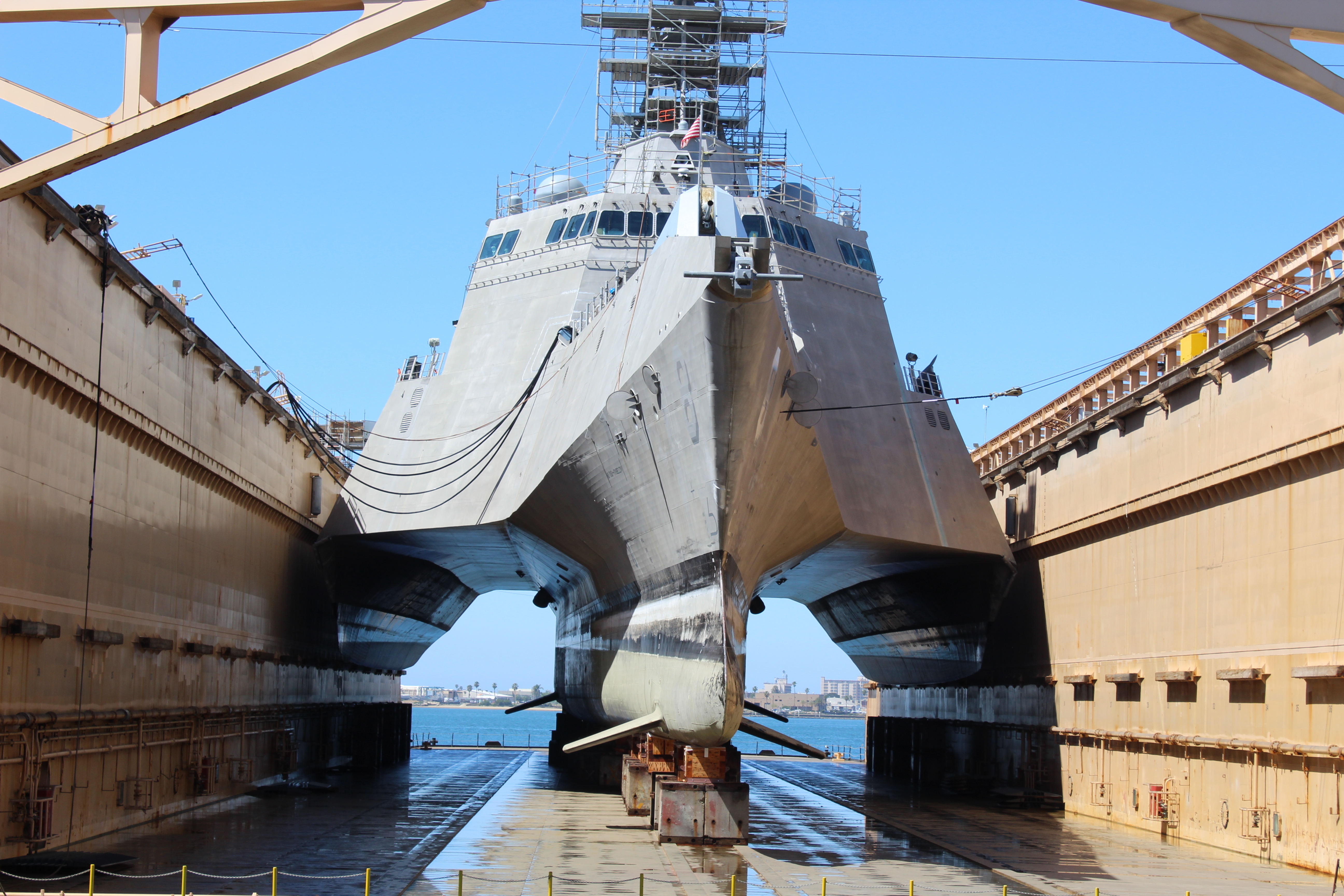 Реконструкция кораблей. USS Montgomery (LCS-8). США судостроение верфь. Судостроение ВМС США. Военный корабль в доке.