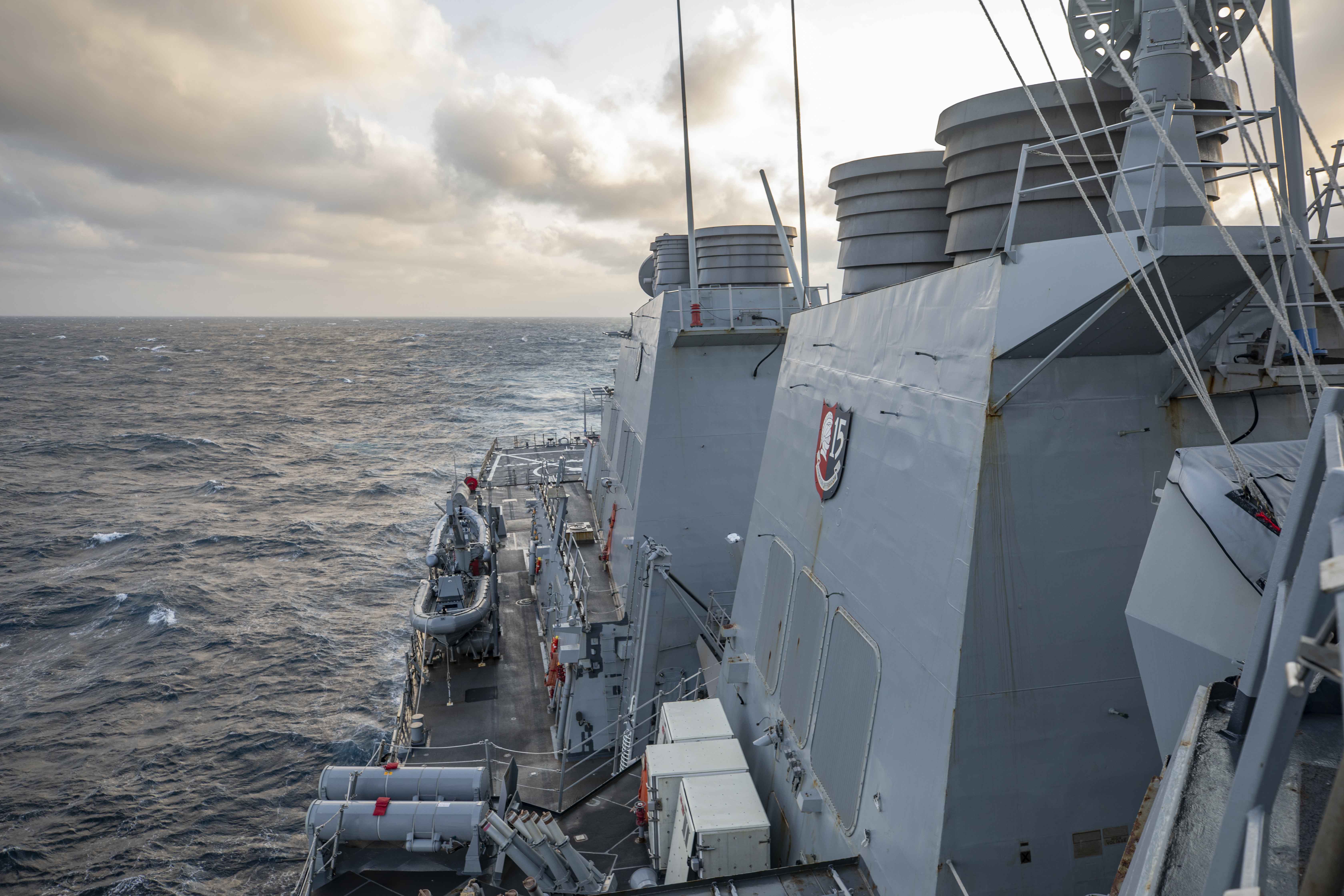 Le destroyer USS Milius effectue le transit dans le détroit de Taiwan
